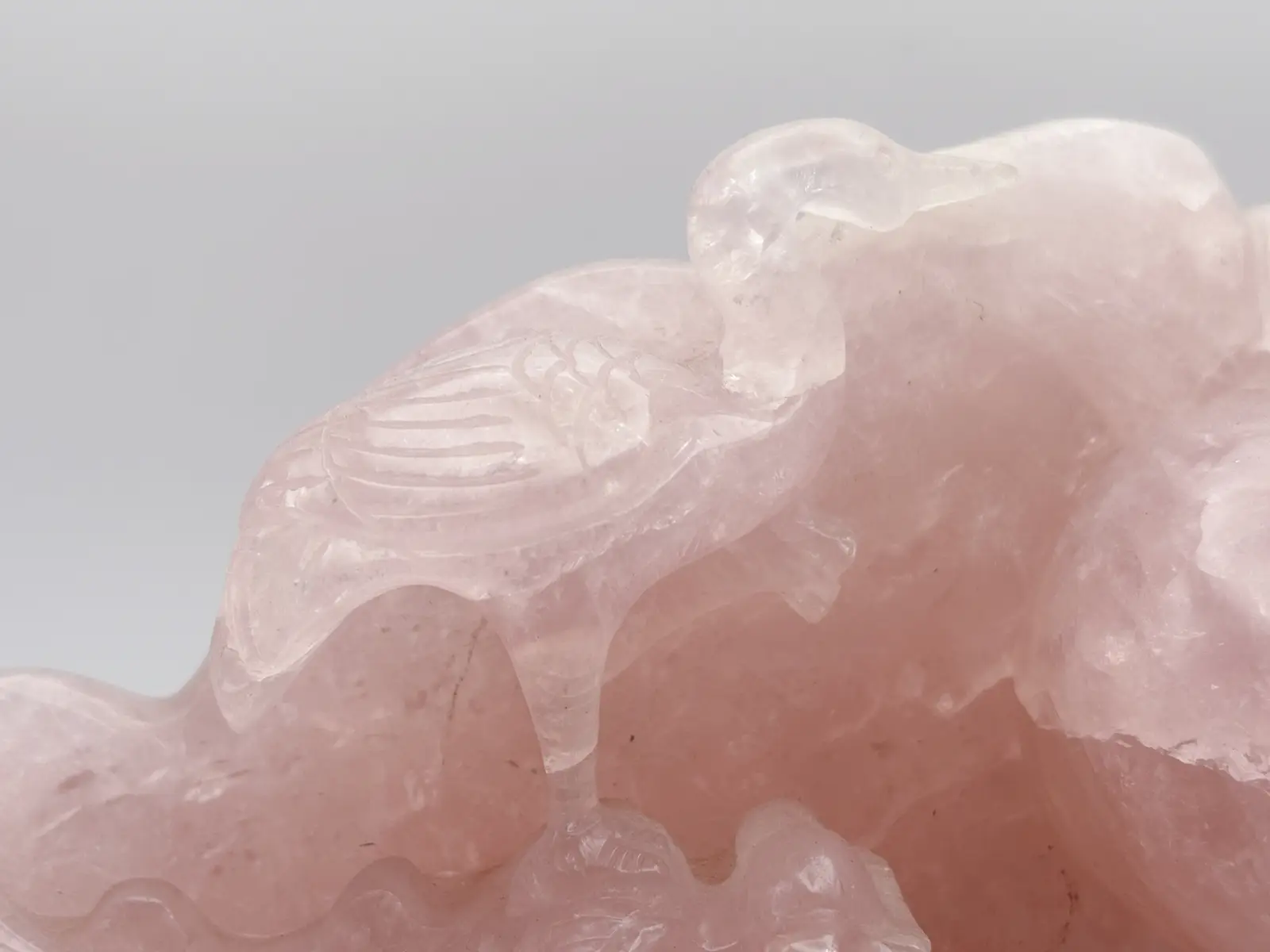 ローズクォーツ 鶴と龍亀（ロングイ）彫刻 (木製台座付き)/ Rose Quartz