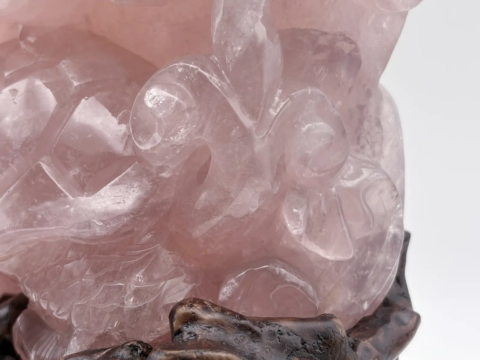 ローズクォーツ 鶴と龍亀（ロングイ）彫刻 (木製台座付き)/ Rose Quartz