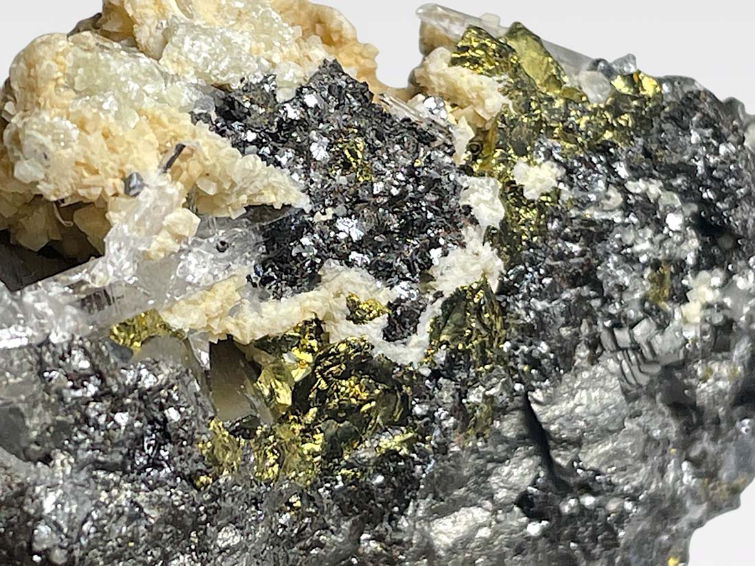 アルセノパイライト ( 硫砒鉄鉱 with 方解石 黄銅鉱 水晶