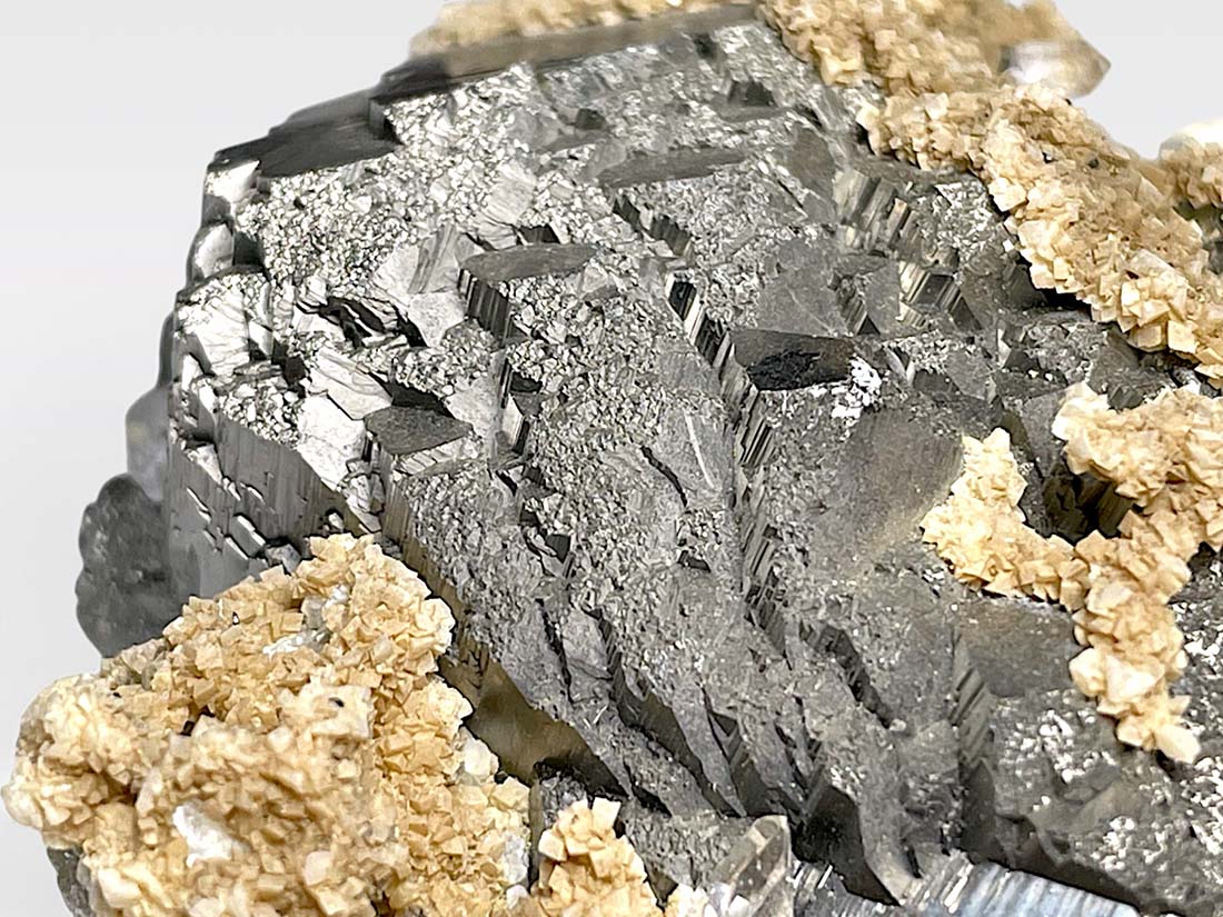 アルセノパイライト ( 硫砒鉄鉱 with 方解石 黄銅鉱 水晶