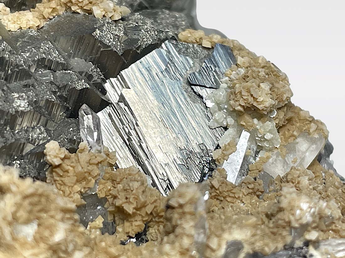 アルセノパイライト ( 硫砒鉄鉱 with 方解石 黄銅鉱 水晶