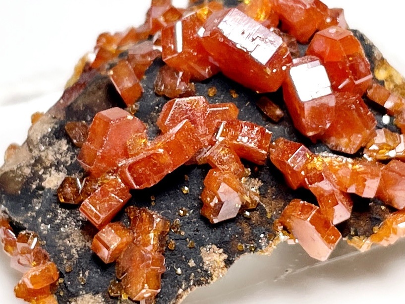 モロッコ産 バナジナイト ( 褐鉛鉱 )/ Vnanadinite