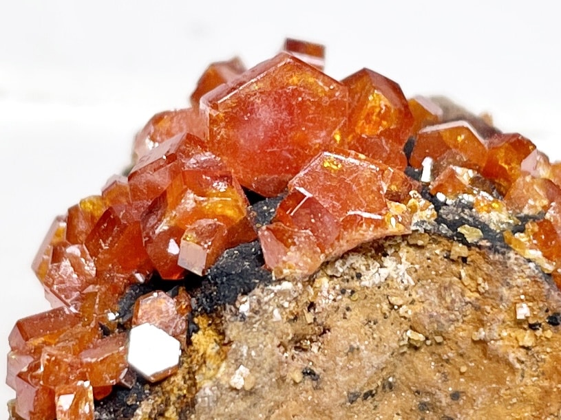 モロッコ産 バナジナイト ( 褐鉛鉱 )/ Vnanadinite