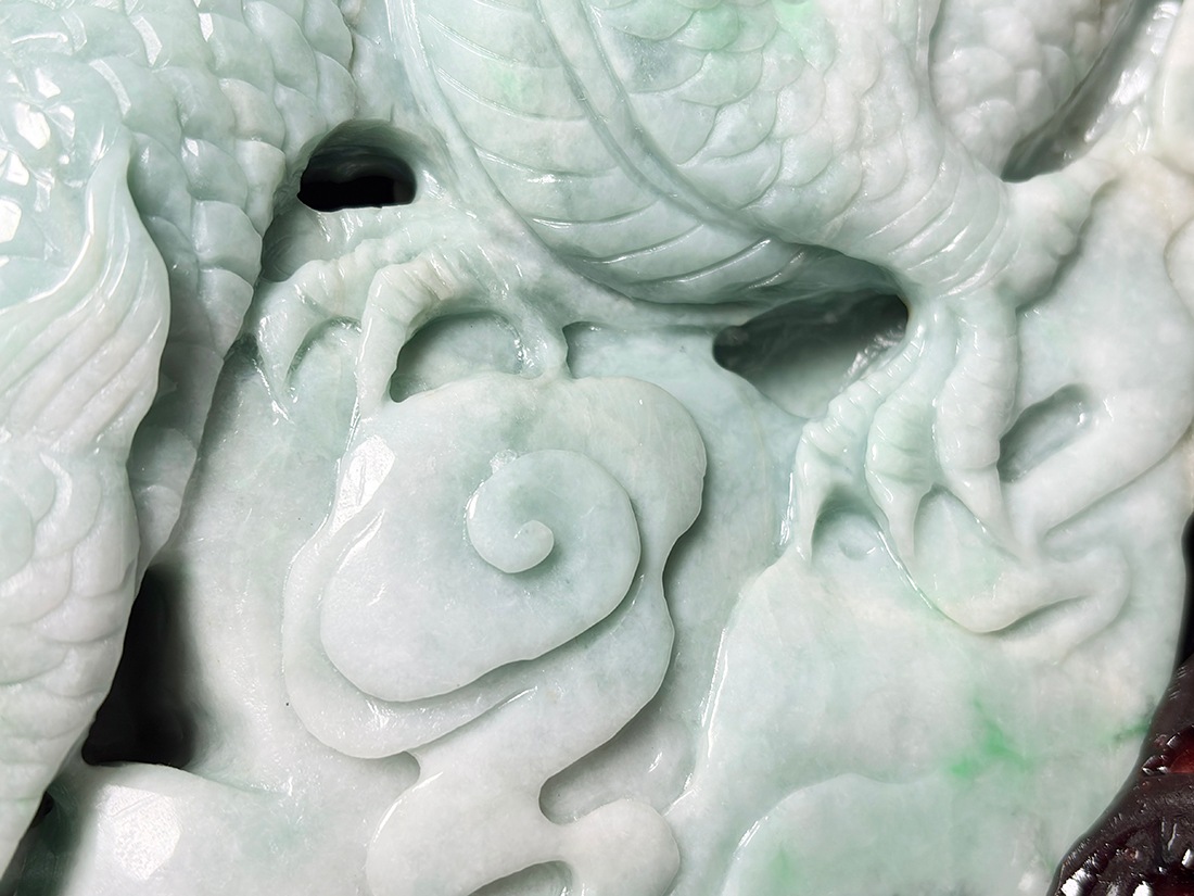 翡翠 龍彫刻 (木製台座付き) / Jade
