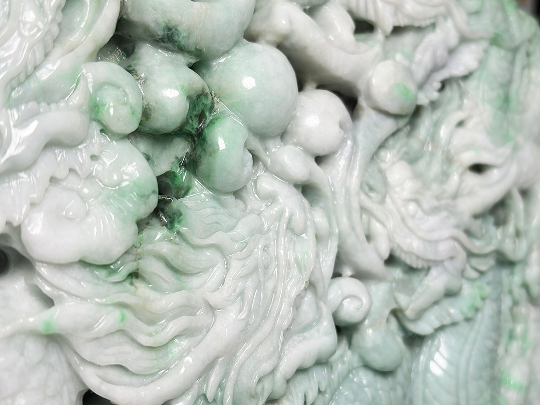 翡翠 龍彫刻 (木製台座付き) / Jade
