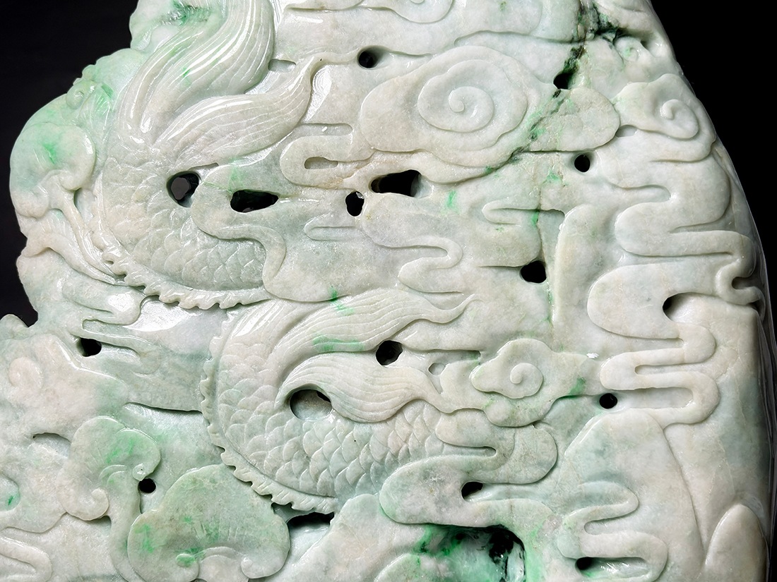 翡翠 龍彫刻 (木製台座付き) / Jade