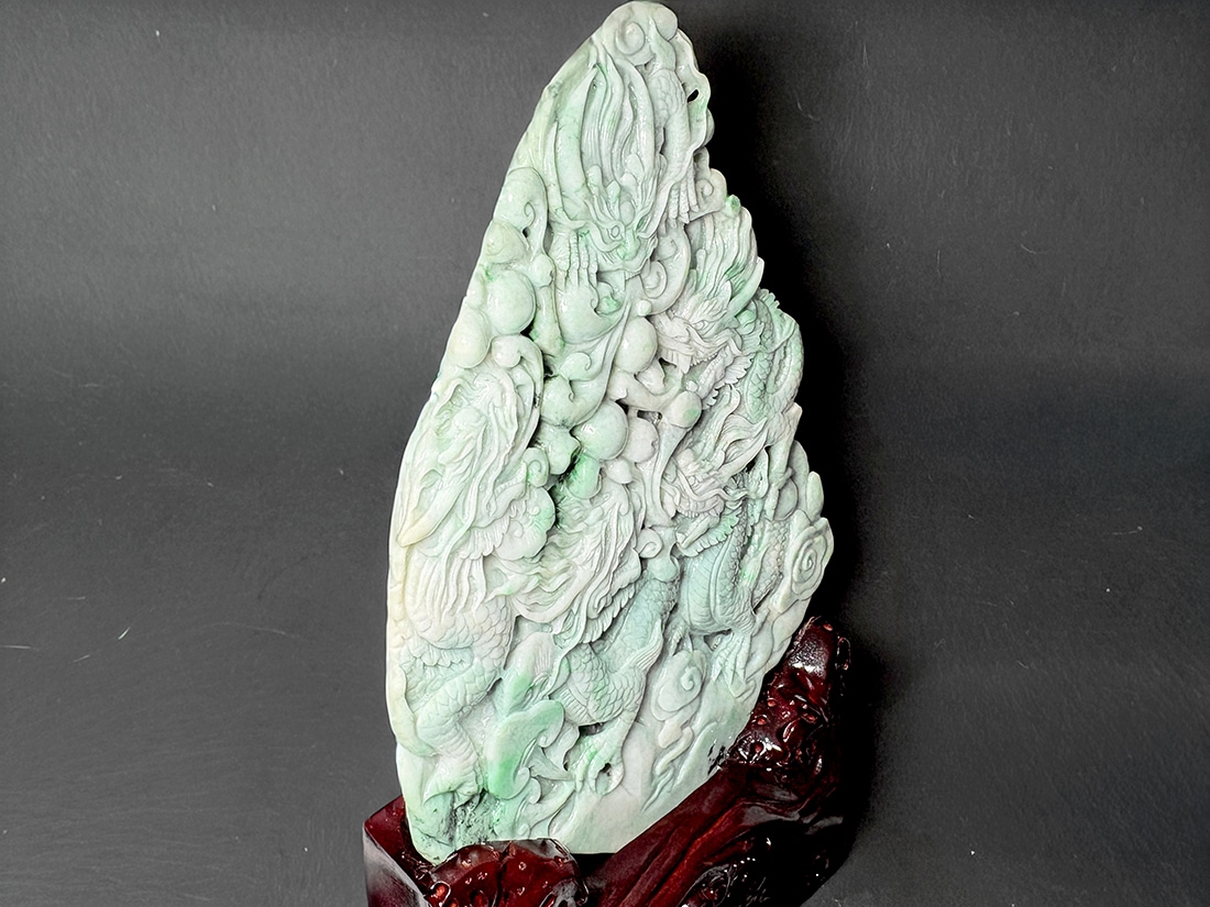 翡翠 龍彫刻 (木製台座付き) / Jade