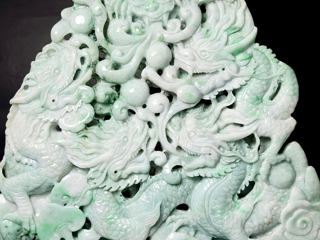 翡翠 龍彫刻 (木製台座付き) / Jade