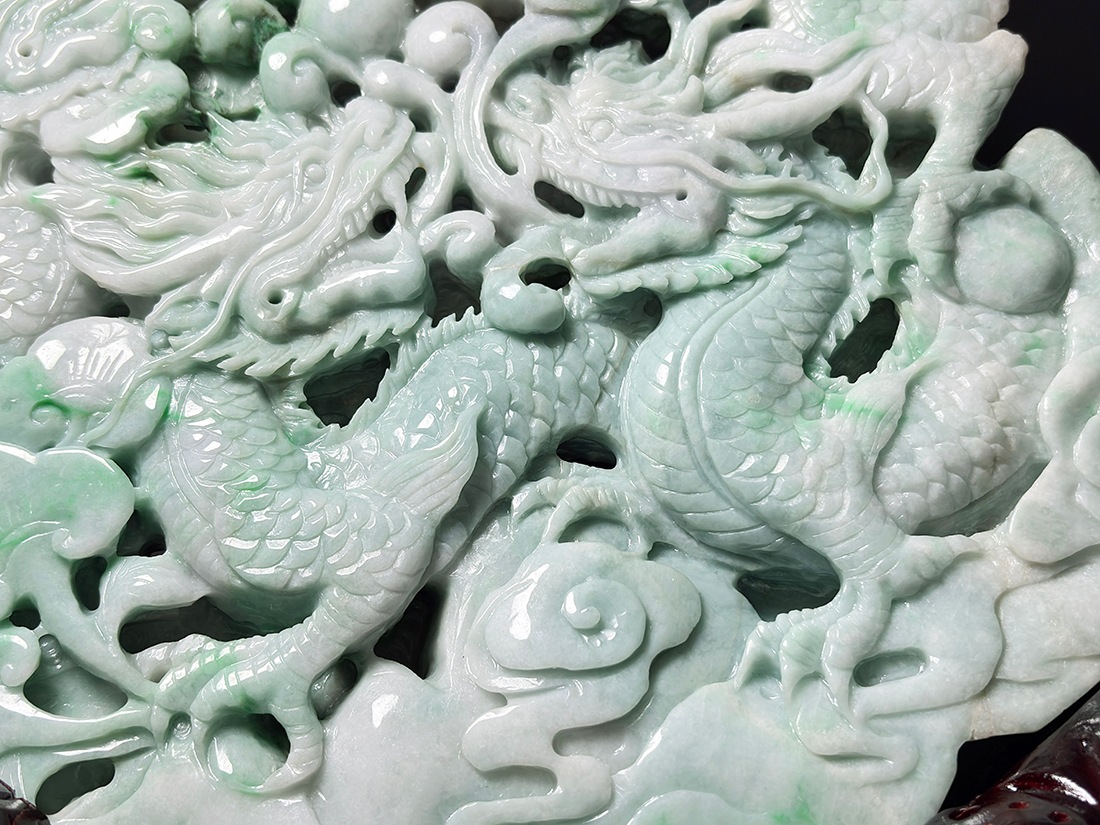翡翠 龍彫刻 (木製台座付き) / Jade