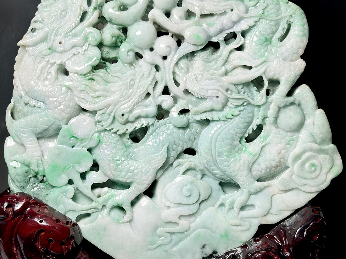 翡翠 龍彫刻 (木製台座付き) / Jade