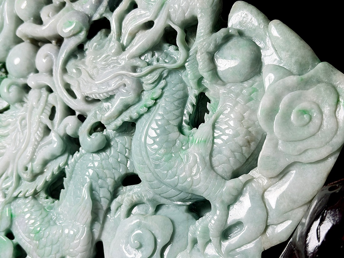 翡翠 龍彫刻 (木製台座付き) / Jade