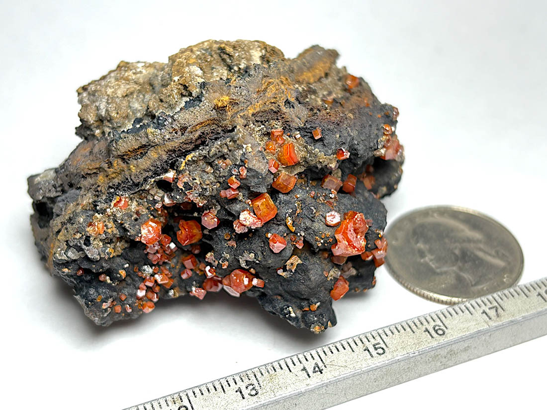 高品質　モロッコ産　バナディナイト　50g　バナジナイト　標本　② バナジナイト(褐鉛鉱)/モロッコ産｜天然石 通販 キラリ石の鉱物解説