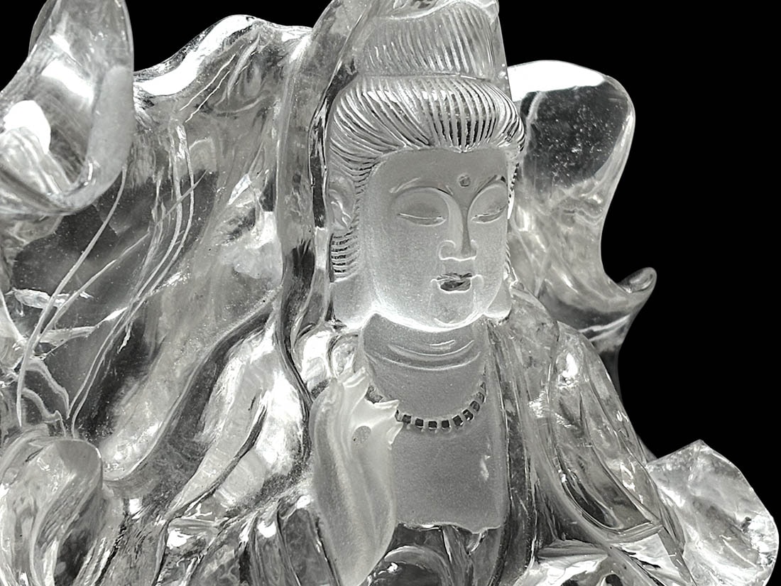 水晶 観音様 彫刻 (木製台座付き)