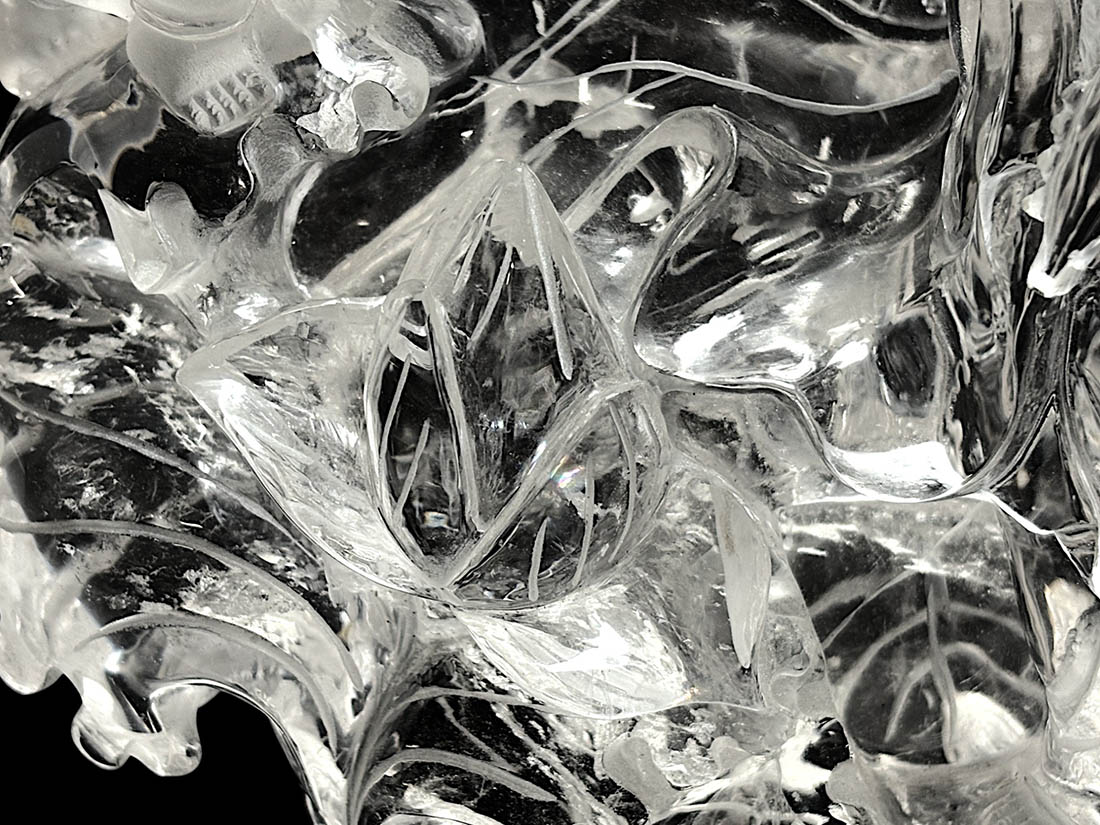 水晶 観音様 彫刻 (木製台座付き)