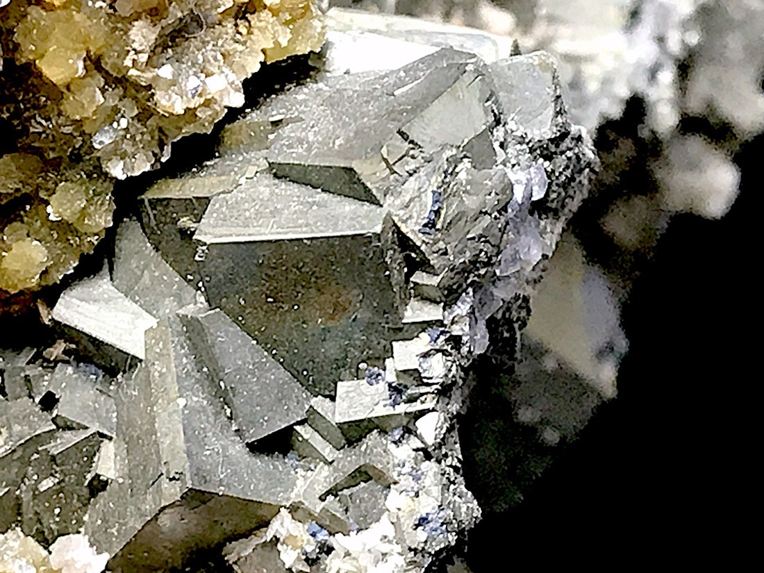 モスコバイトオンクォーツ/Muscovite on Quartz Tantric Twins Crystal