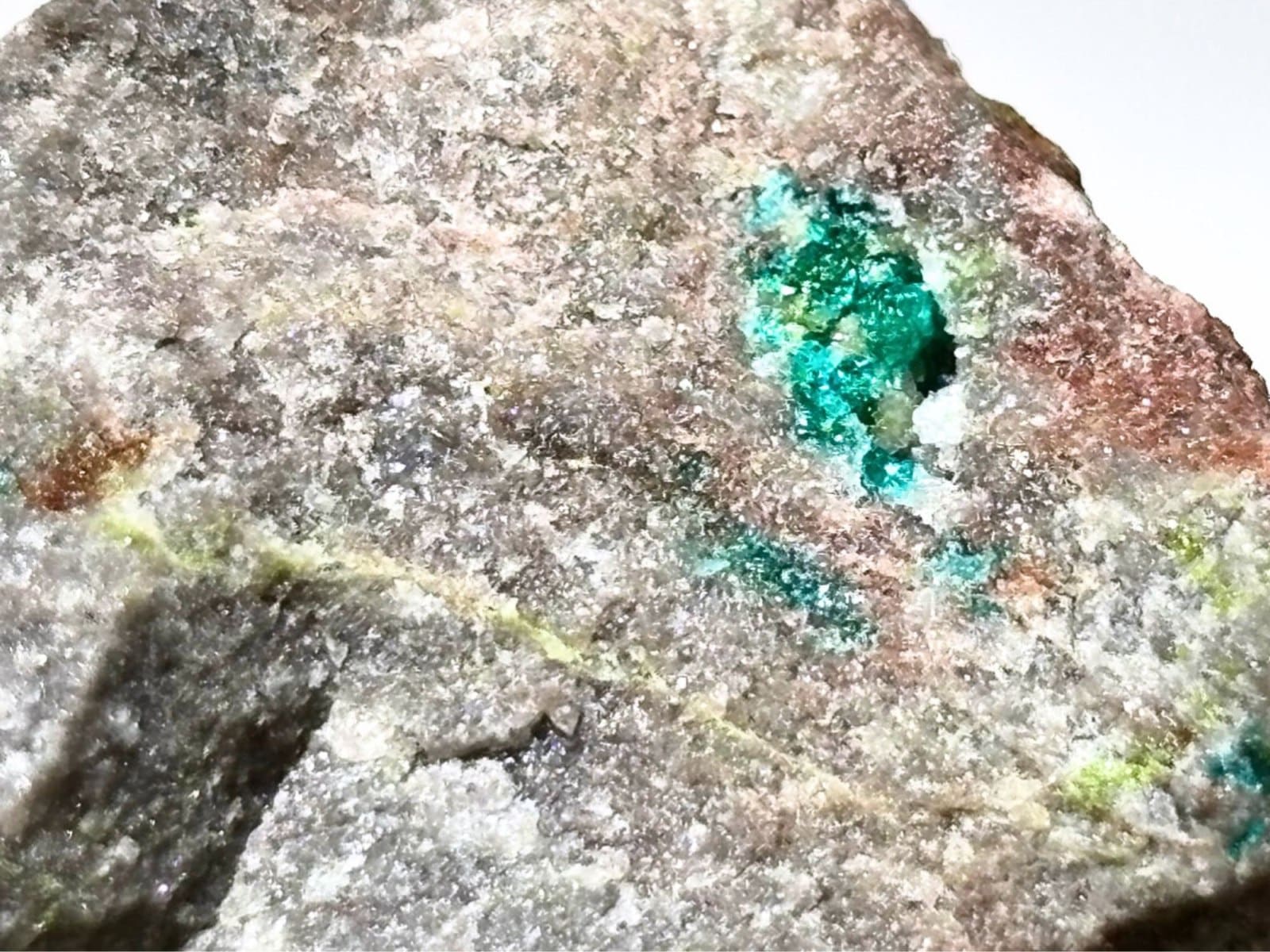 カザフスタン産 ダイオプテーズ ( 翠銅鉱 ) /Dioptase
