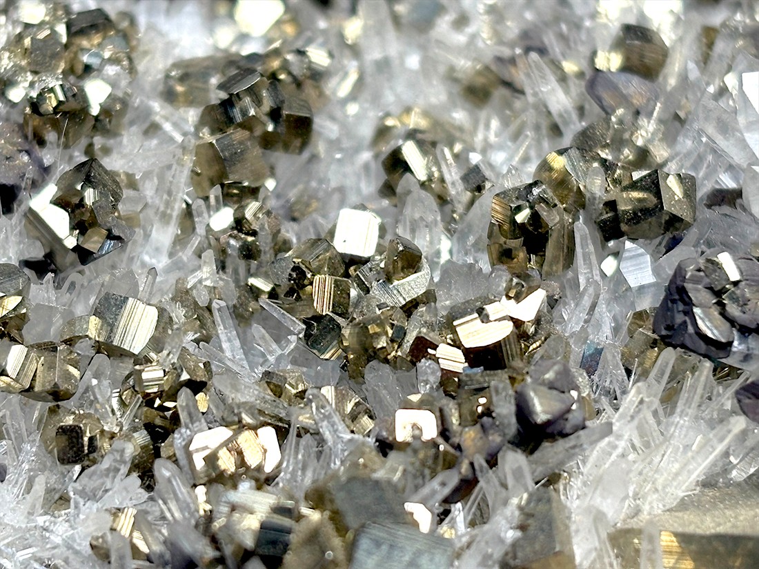 尾太鉱山産 黄鉄鉱 水晶 共生 / Pyrite with Quartz (木製台座付き)