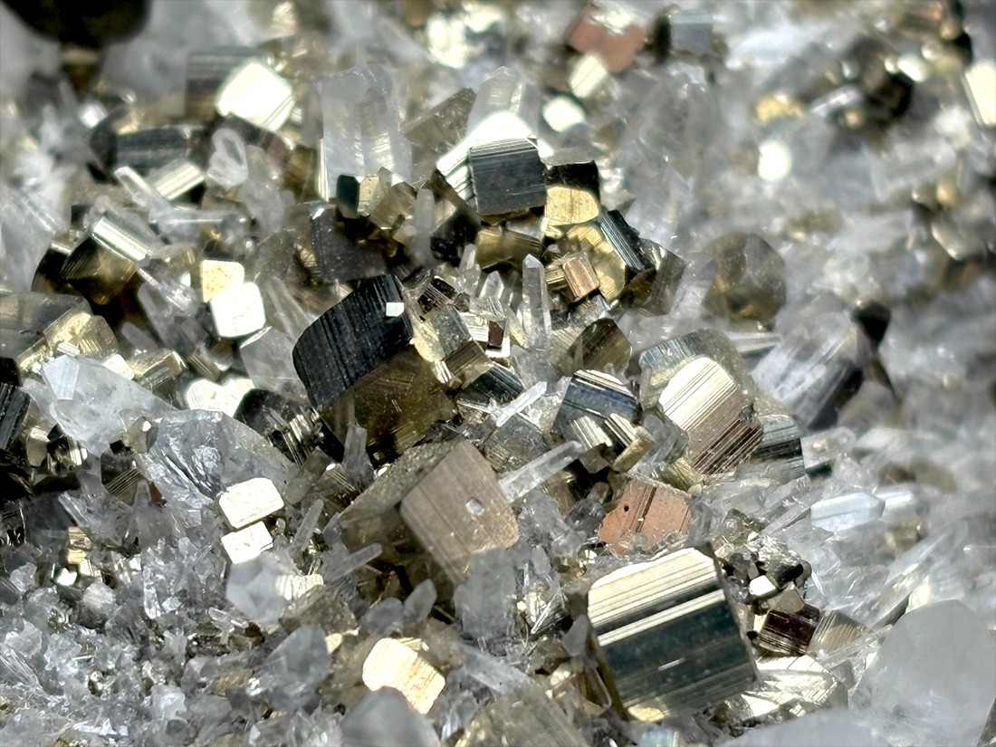 尾太鉱山産 黄鉄鉱 水晶 共生 / Pyrite with Quartz (木製台座付き)