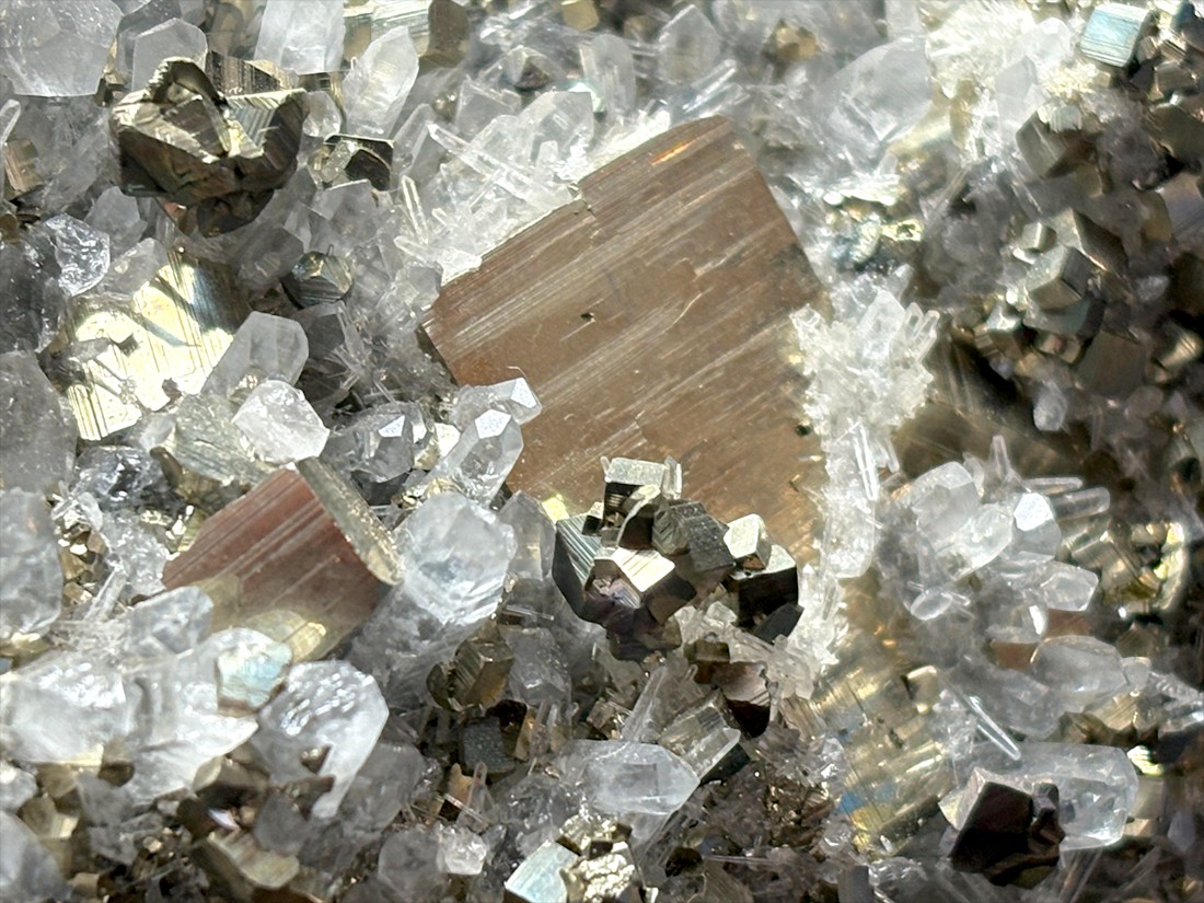 尾太鉱山産 黄鉄鉱 水晶 共生 / Pyrite with Quartz (木製台座付き)