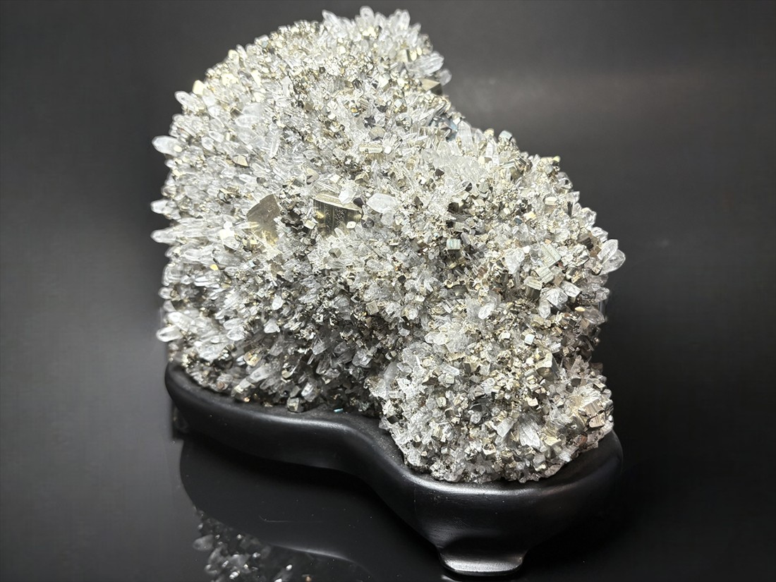 水晶と黄鉄鉱の共生鉱物　大型　引き取り 尾太鉱山産 黄鉄鉱 水晶 共生 / Pyrite with Quartz (木製台座付き)