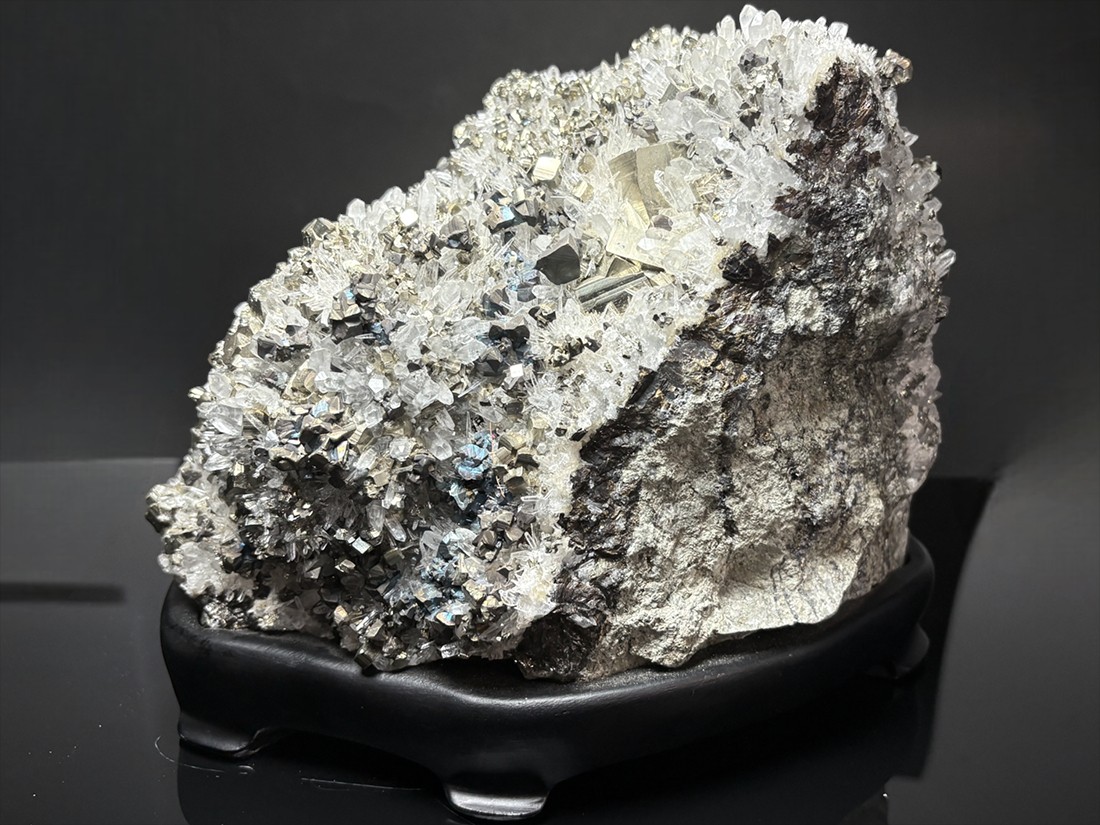 特大　青森県尾太鉱山産水晶パイライト（水晶・閃亜鉛鉱・黄銅鉱・黄鉄鉱共生） 特大 青森県尾太鉱山産水晶パイライト（水晶・閃亜鉛鉱・黄銅鉱