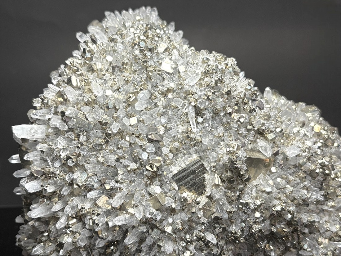 尾太鉱山産 黄鉄鉱 水晶 共生 / Pyrite with Quartz (木製台座付き)