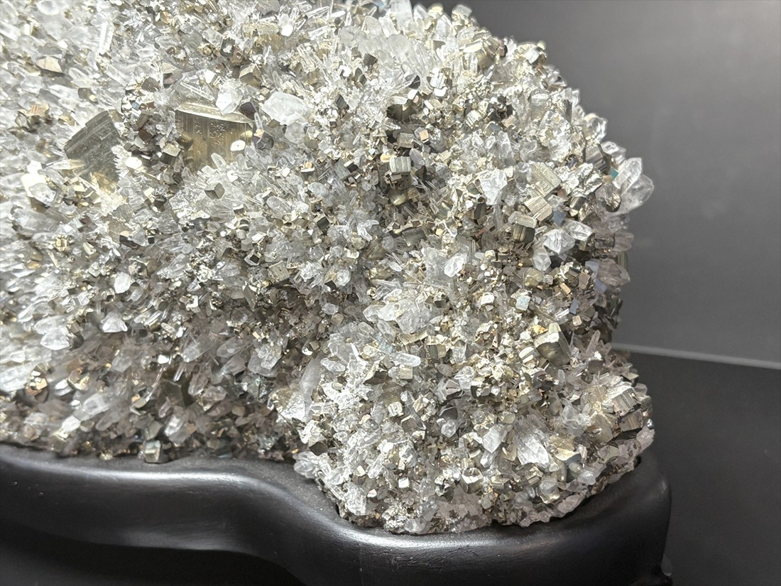 水晶と共生するパイライト（黄鉄鉱）の結晶です。 尾太鉱山産 黄鉄鉱 水晶 共生 / Pyrite with Quartz (木製台座付き)