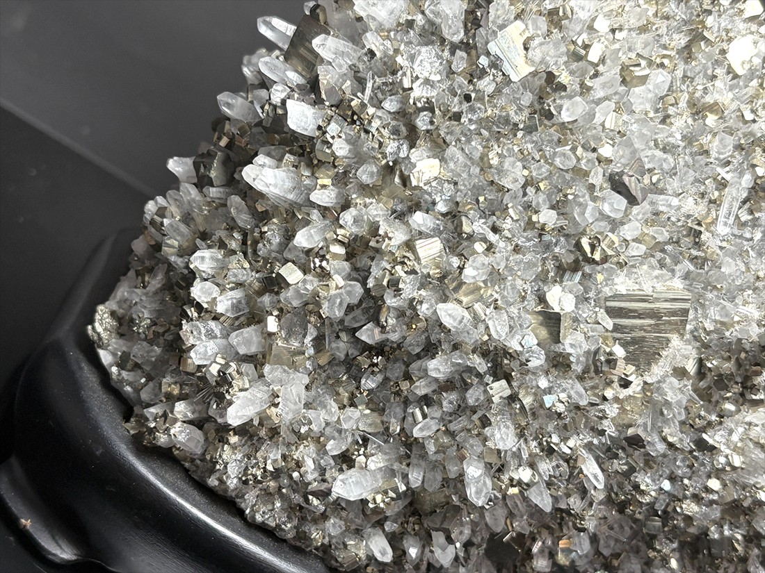 尾太鉱山産 黄鉄鉱 水晶 共生 / Pyrite with Quartz (木製台座付き)