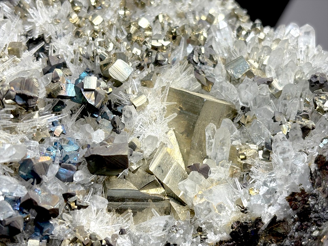 尾太鉱山産 黄鉄鉱 水晶 共生 / Pyrite with Quartz (木製台座付き)