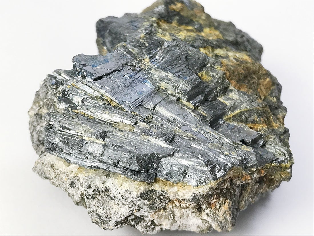 愛媛県市ノ川鉱山産 輝安鉱