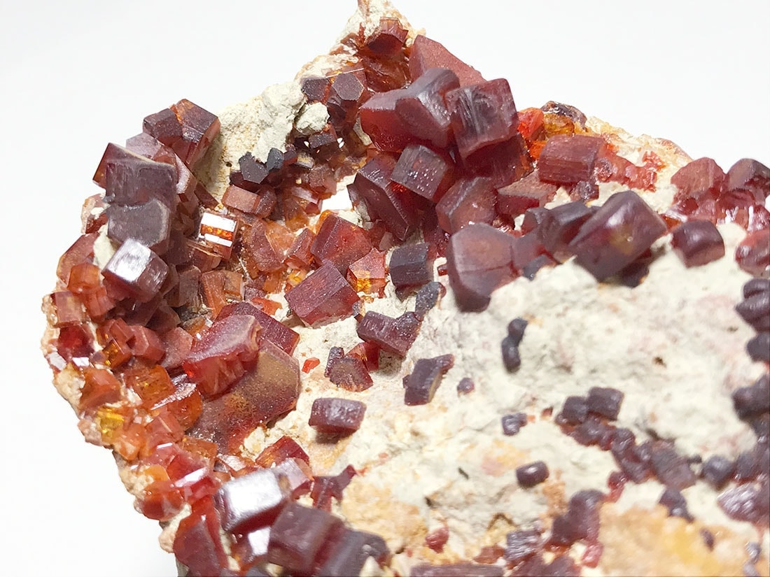 高品質　モロッコ産　バナディナイト　50g　バナジナイト　標本　② バナジナイト(褐鉛鉱)/モロッコ産｜天然石 通販 キラリ石の鉱物解説