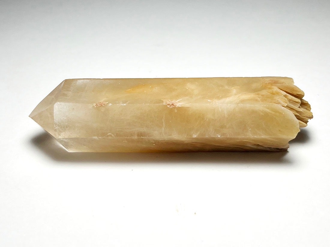 ブラジル産 アンフィボールエンジェルポイント (アンフィボールinクォーツ)