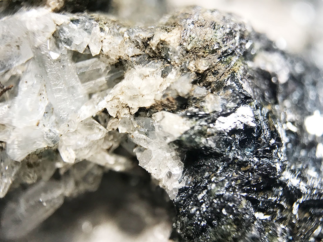 【中古】 赤本701岩手医大 岩手県和賀仙人鉱山産 赤鉄鉱(鏡鉄鉱)/Hematite