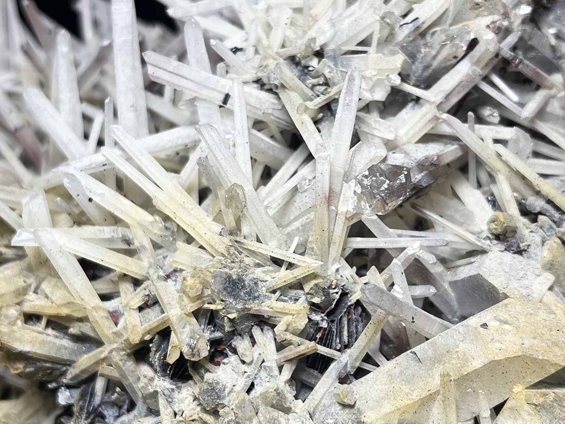 希少！アイアンローズ（ヘマタイト）の水晶共生クラスター 希少！アイアンローズ（ヘマタイト）の水晶共生クラスター | 虹色の星