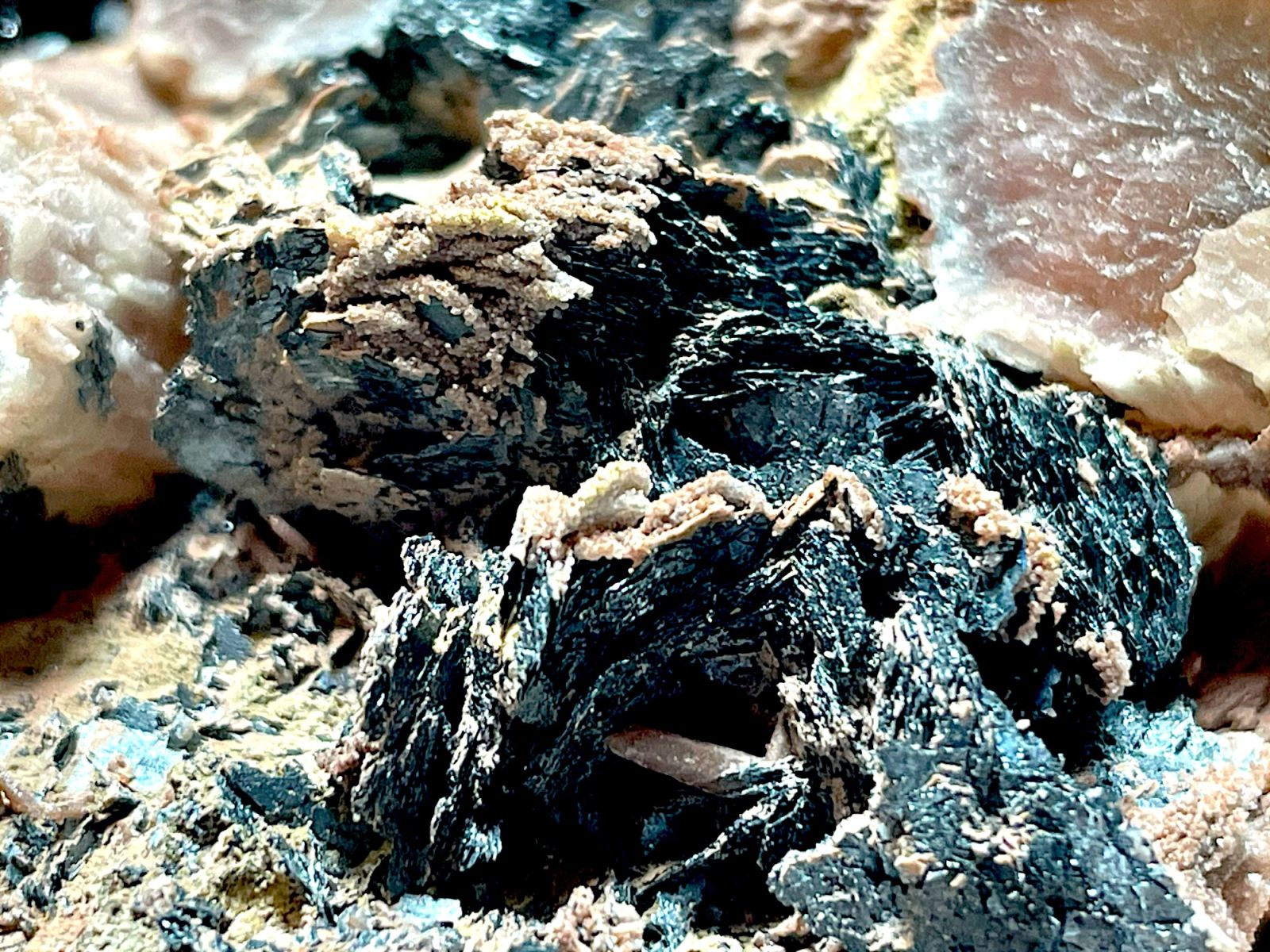 中国 広東省産 アイアンローズ / クォーツ クラスター