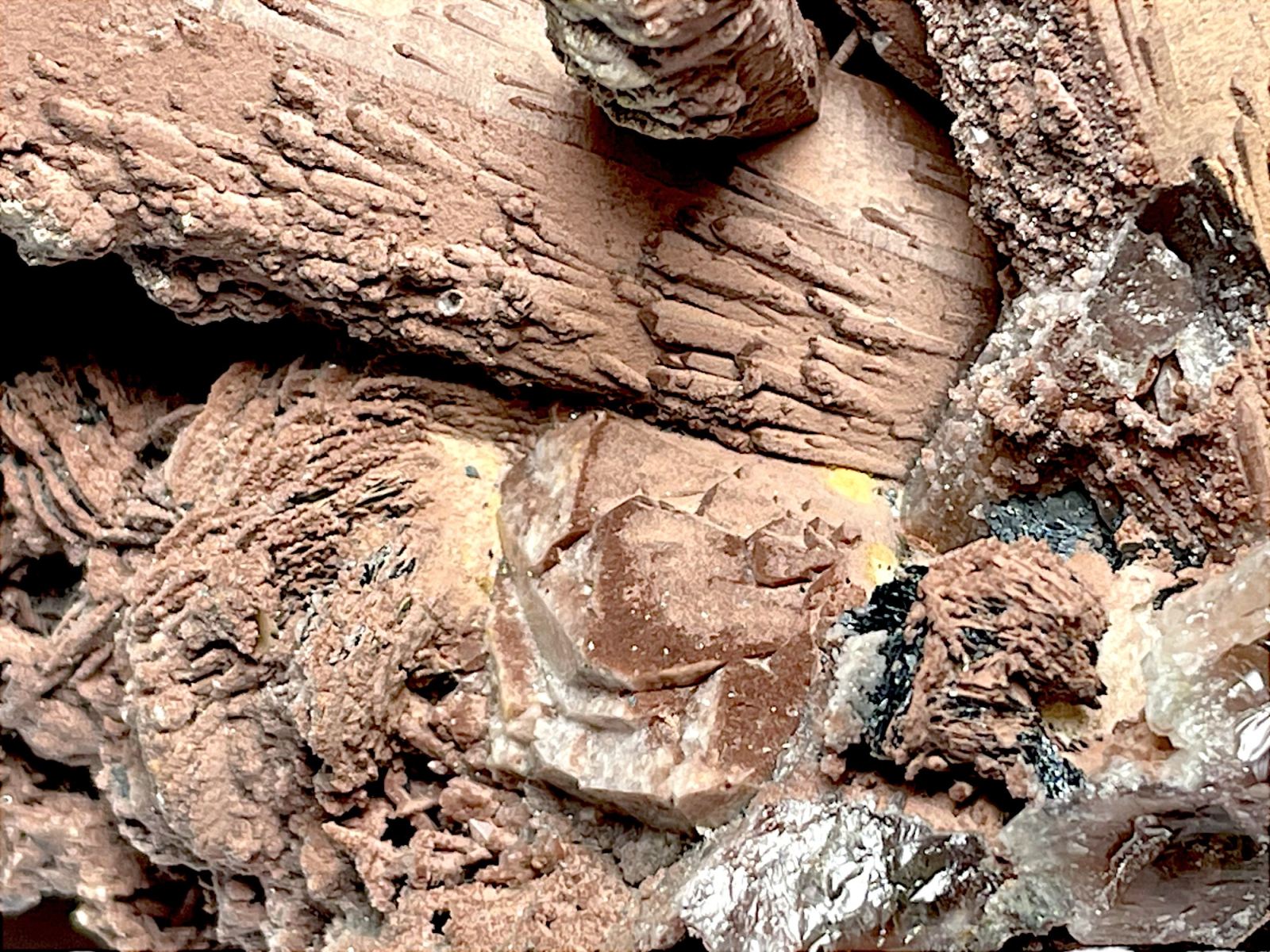 中国 広東省産 アイアンローズ / クォーツ クラスター