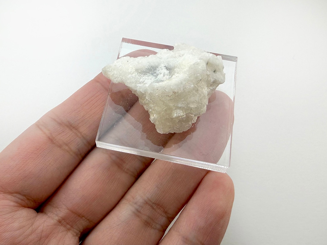 蛍光) 飯豊鉱山産 ドロマイト ( 苦灰石 )/ Dolomite