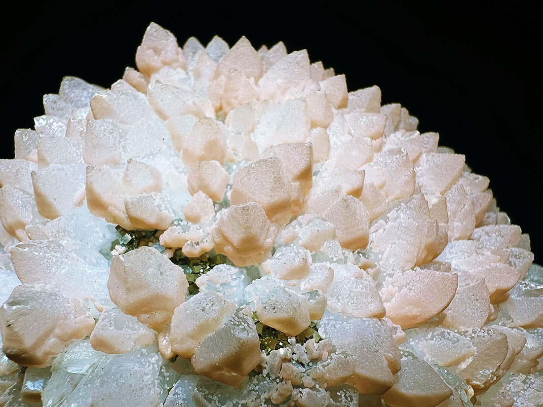 青森県尾太鉱山産 菱マンガン鉱クラスター