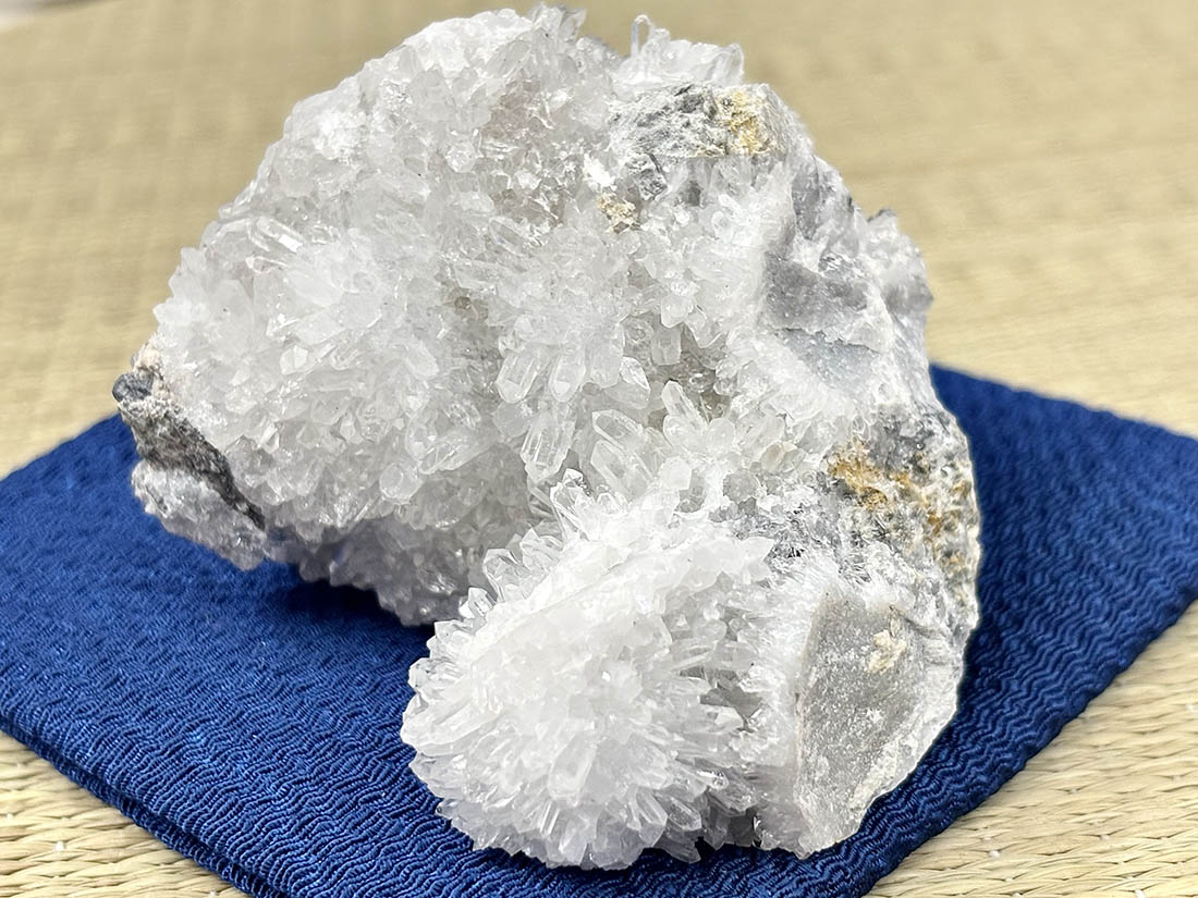 福島県南会津【蛍鉱山産】 高品質水晶クラスター (蛍石共生) / Quartz