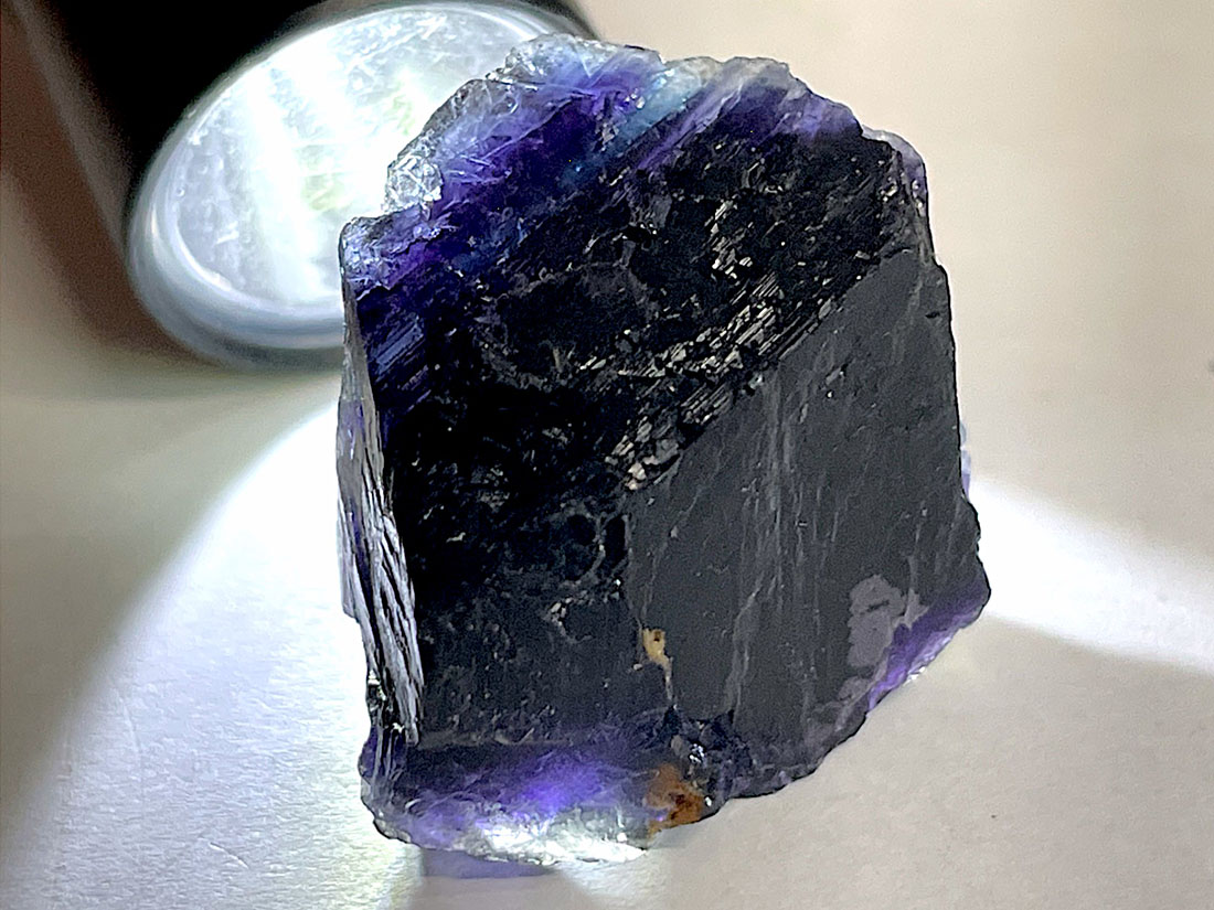 赤蛍光】パキスタン産 ディープブルー フローライト / Deep Blue Fluorite