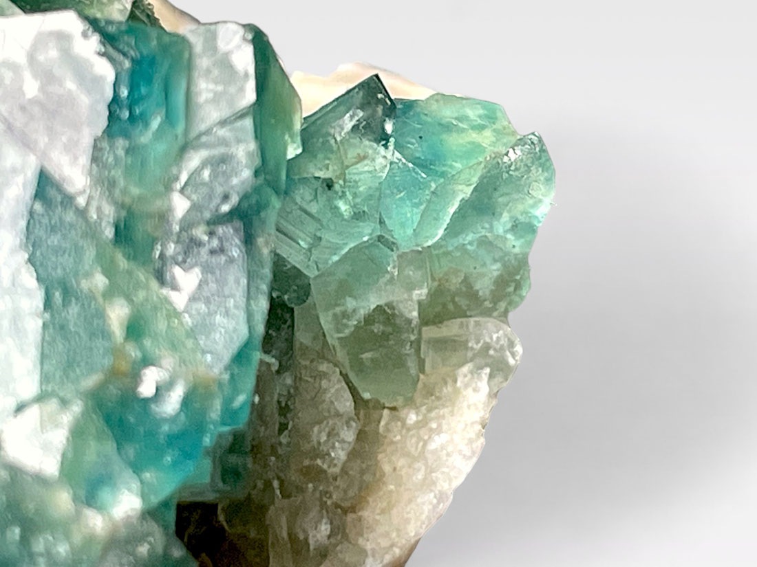 マダガスカル産 エメラルドグリーンフローライト