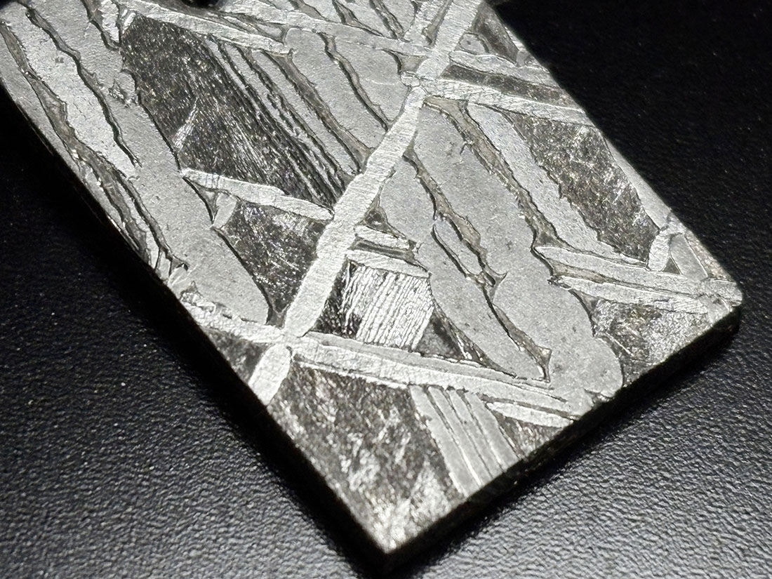 新疆ウイグル自治区産 アルタイ隕石 (10.3g) ペンダントトップ / Altai