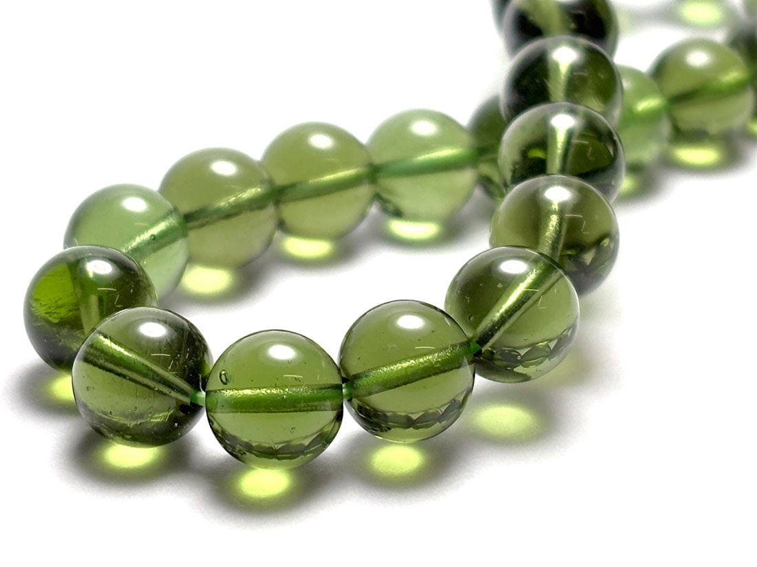 チェコ共和国産モルダバイト8ミリ玉ブレスレット　AAAグレード チェコ産 モルダバイト 8mm ブレスレット / Moldavite