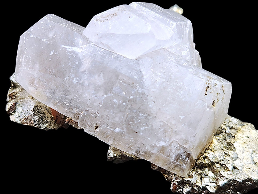 ペルー産 パイライト / カルサイト 共生 ( 蛍光 )