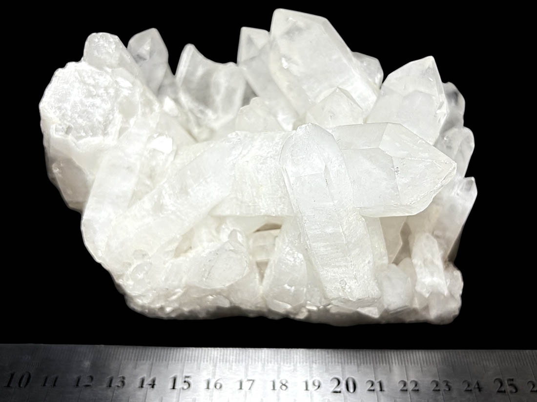 マダガスカル産　水晶クラスター　ファントム入り マダガスカル産 ファントムクォーツ クラスター / Phantom Quartz