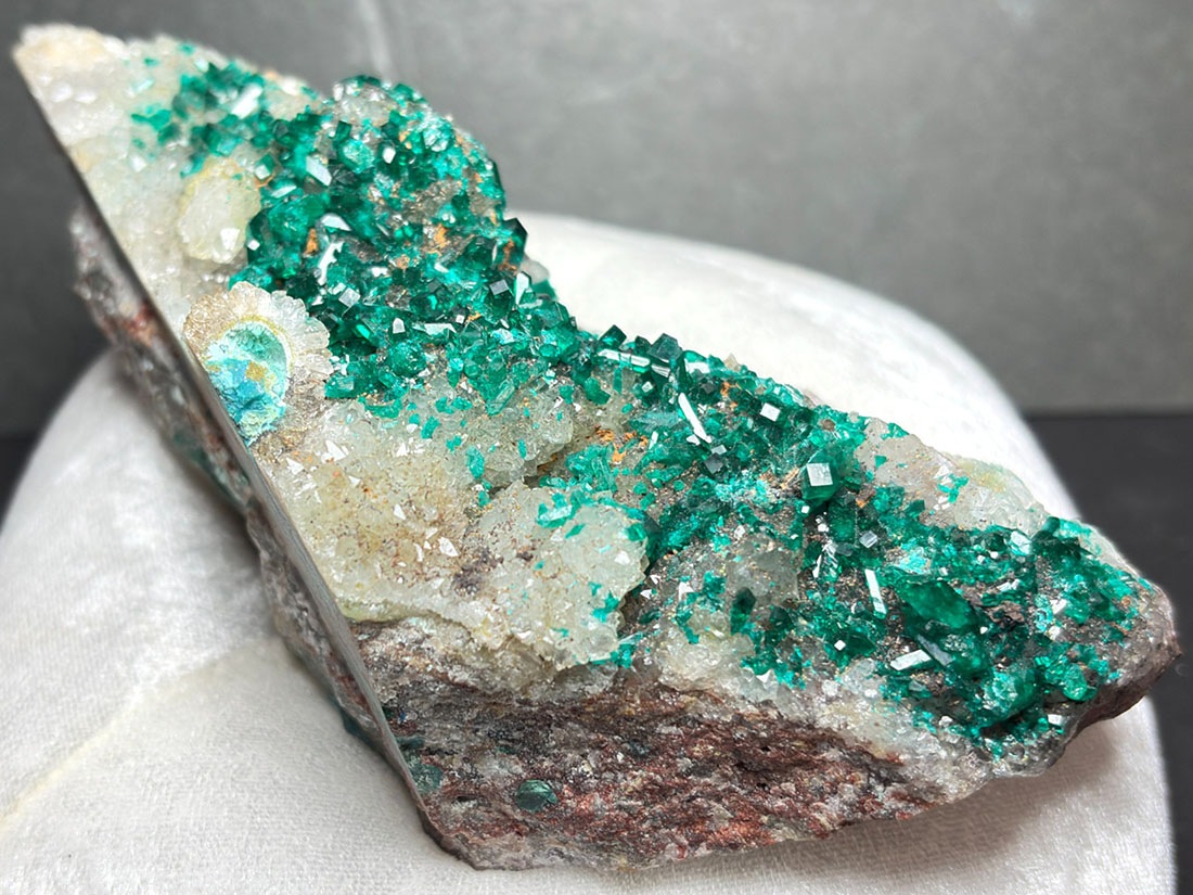 コンゴ民主共和国産 ダイオプテーズ (翠銅鉱) / Dioptase