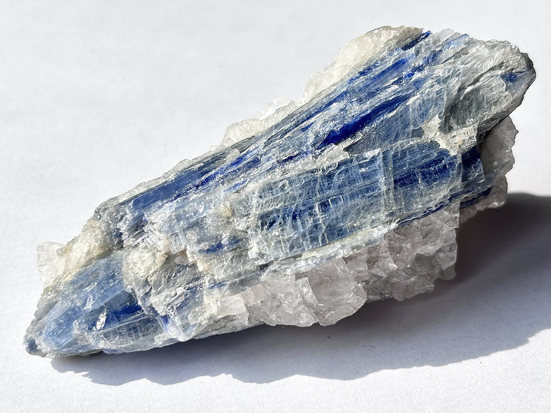 ブラジル・ミナスジェライス州産　極上ブルーカイヤナイト 原石 結晶　クォーツ共生 ブラジル産 カイヤナイト / kyanite ( 藍晶石 )