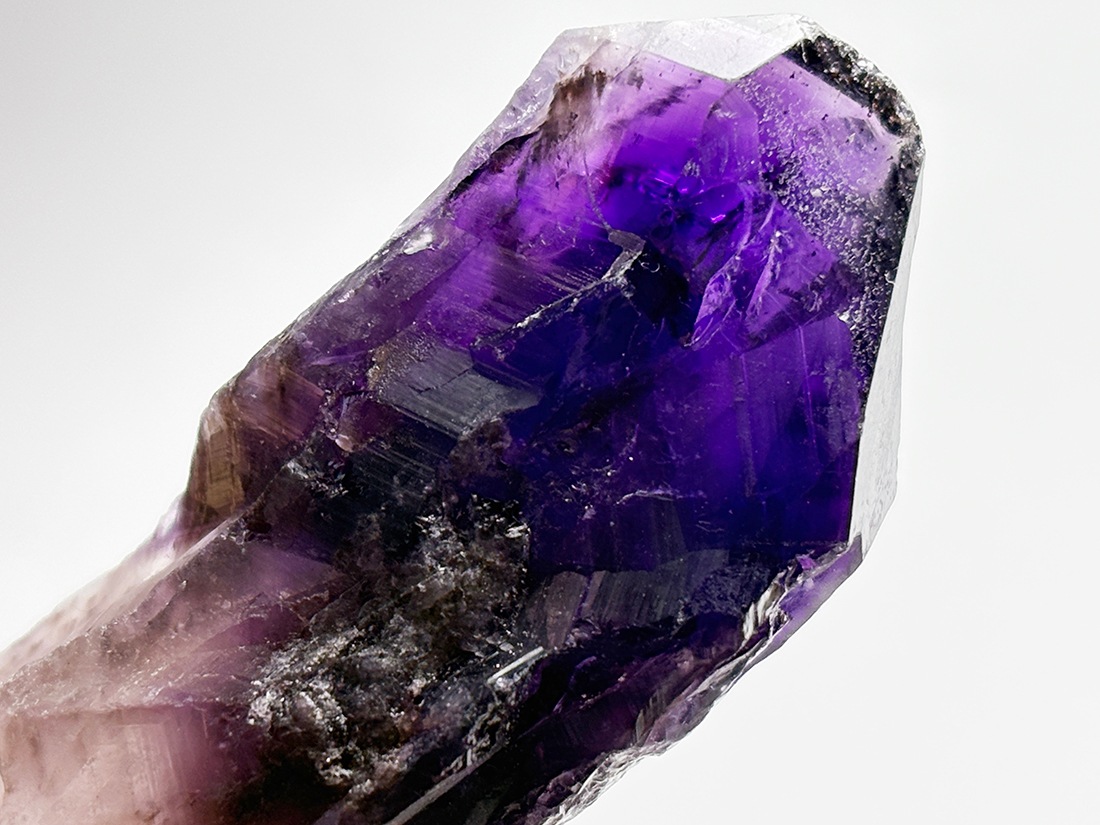 ブラジル・パラー州産 ダークカラーアメジスト ポイント ( 紫水晶