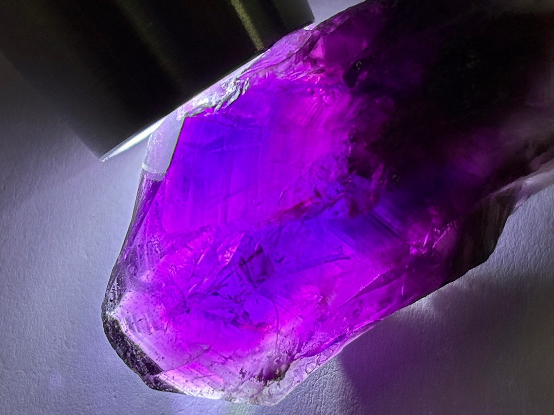 ブラジル・パラー州産 ダークカラーアメジスト ポイント ( 紫水晶