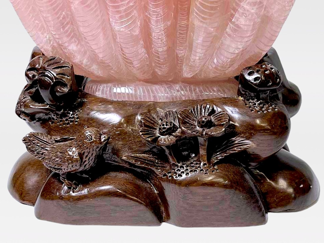 ローズクォーツ縁起物野菜籠彫刻 (木製台座付き)